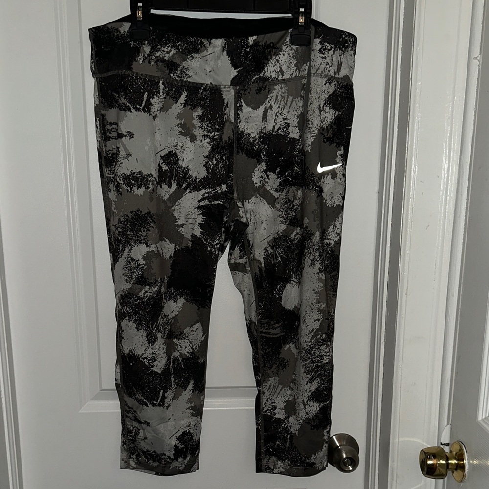 Nike Girls Black & Gray Print Capri Leggings